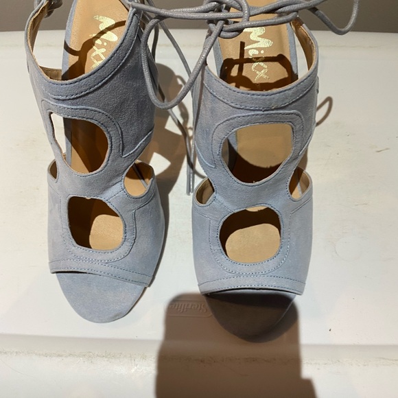 Light blue grayish high heels, lace up to tie size 8 - Picture 6 of 13